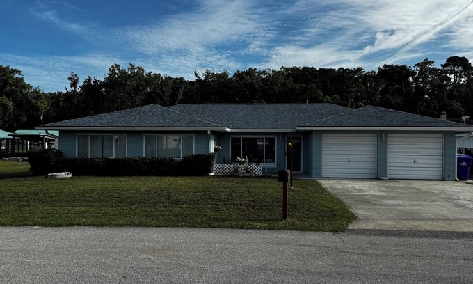 Astor House | Big Soothing 3-bedroom house with AC in Astor on the St John’s River!