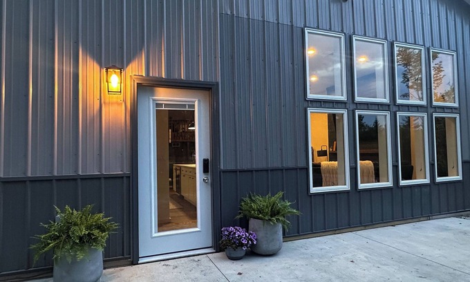 Horton House | Big Wolf Barn: Where Big Groups Have Big Fun, Lakegfront in Jackson, MI.