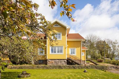 Save Villa | Big Workers House Near Volvo 15 beds