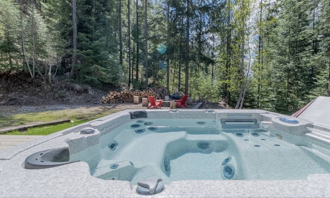 Ardenvoir Cabin | Bigfoot Base Camp-12% off last minute, Hot Tub