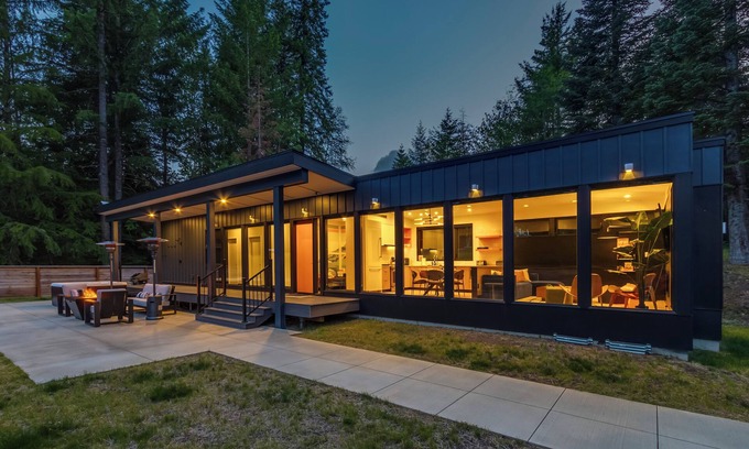 Randle Cabin | Bigfoot Encounter, Pickleball Court, River, HotTub, EV
