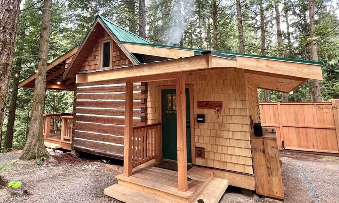 Regional District of Nanaimo Cabin | Bigfoot’s Bungalow | Fire Pit-Woodstove-Large Deck