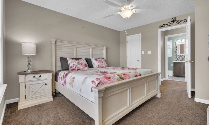 Oak Grove House | Bigger and Better BNB Mid-Term Stay with King Bed