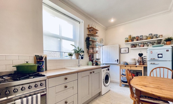 Stubbins House | Bijou 2 bed Cottage in the Heart of Ramsbottom