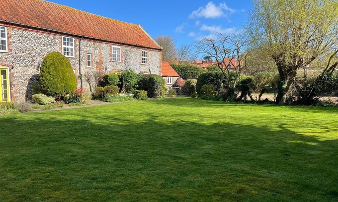 Holt Cottage | Bijou Bolthole in Blakeney for 2,parking,patio,lawn & close to Quay,pubs & shops
