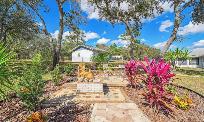 Lecanto Cottage | Bikes, Yard & Fire Pit at Upscale Lecanto Home!