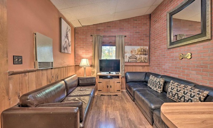 Huntingdon House | Bill Pickett Apt on 50-Acre Ranch - 1 Mi to Lake