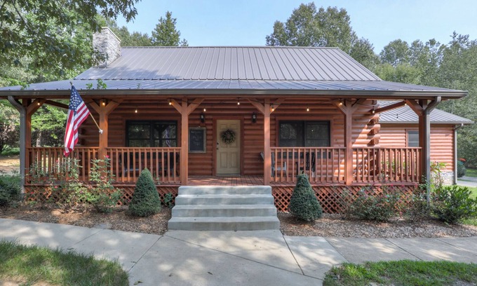 Lebanon Cabin | Billy Goat Hill Cabin - Romantic Cabana with Hot tub No Cleaning Fee or Chores