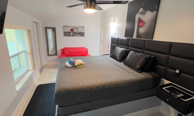 Wilton Manors House | Billy's Resort -Men only-Clothing optional-Secluded Bungalow