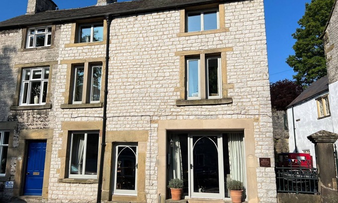 Tideswell Cottage | BILLY WHISKEY'S, pet friendly, character holiday cottage in Tideswell