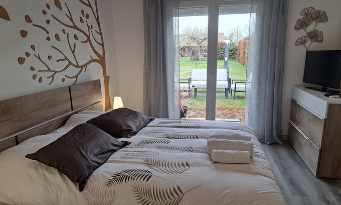Pouilly-les-Nonains Bed & Breakfast | BILOBA guest room, bathroom WC and exterior