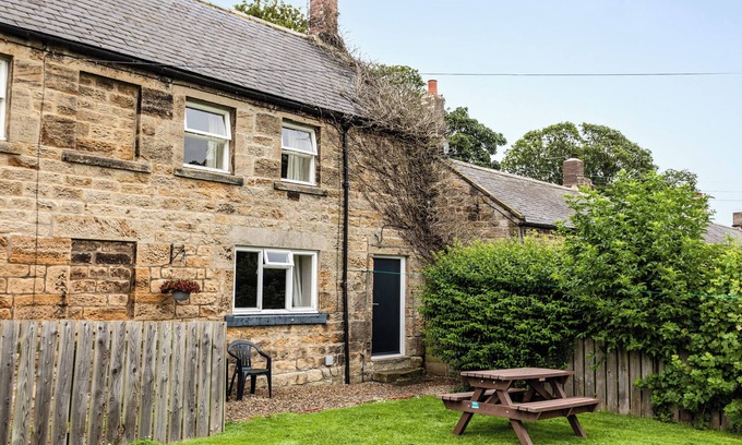 Lesbury Cottage | BILTON FARM COTTAGE NO2, pet friendly, with a garden in Alnmouth