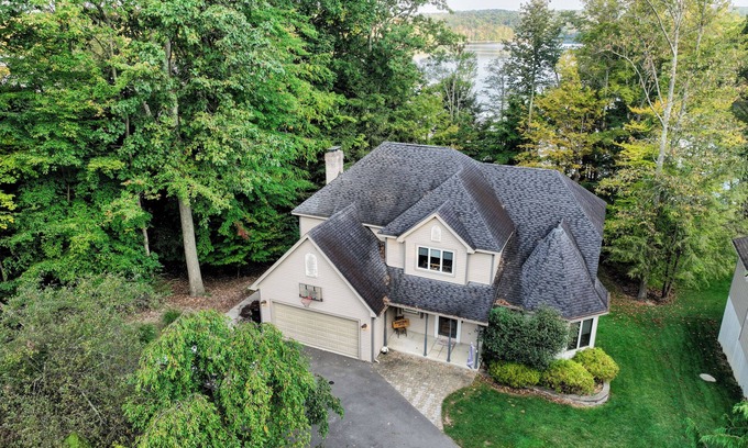 Treasure Lake House | Bimini Lakeside Retreat sleeps 14 with amenities galore! Hot Tub/Fire pit/Kayaks