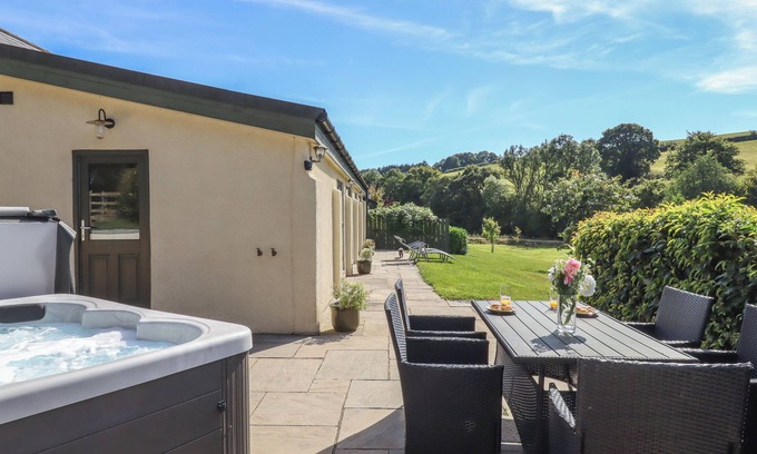 Crediton Cottage | BINNEFORD BARN, family friendly, with hot tub in Cheriton Fitzpaine