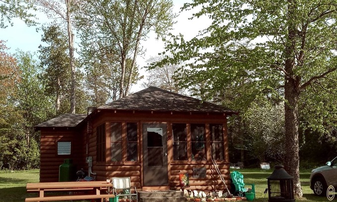 Manistique Cabin | Birch Breeze Bungalow: Autumn Retreat – Crisp Air, Fall Foliage & Lakeside Bliss!