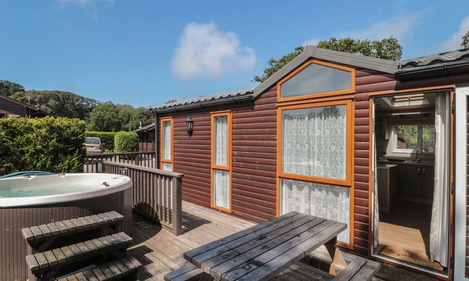 Swanage Cottage | BIRCH, family friendly, with hot tub in Swanage