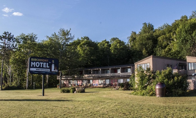 Upper Peninsula Michigan Hotel | Birchmont Motel