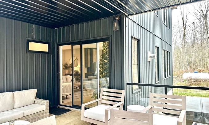 Kemble Cottage | Birchwood Country House with Hot Tub & EV Charger