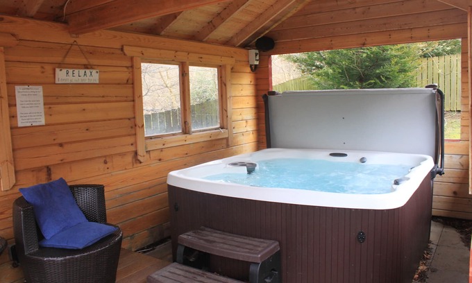 Fearnan Ski Chalet | Birchwood Lodge - Cosy Loch Tay Log Cabin with private hot tub and indoor sauna