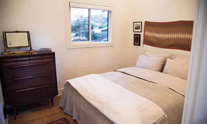 Vesuvius Cottage | Bird House: Fully Renovated Vesuvius Cottage