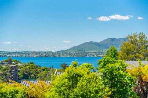 Acacia Bay House | Bird Songs and lake views with wifi