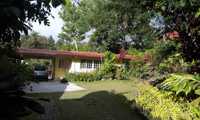 El Valle de Anton Ski Chalet | Bird Watchers Paradise. Villa San Antonio, Chalet, swimming pool BBQ terrace.