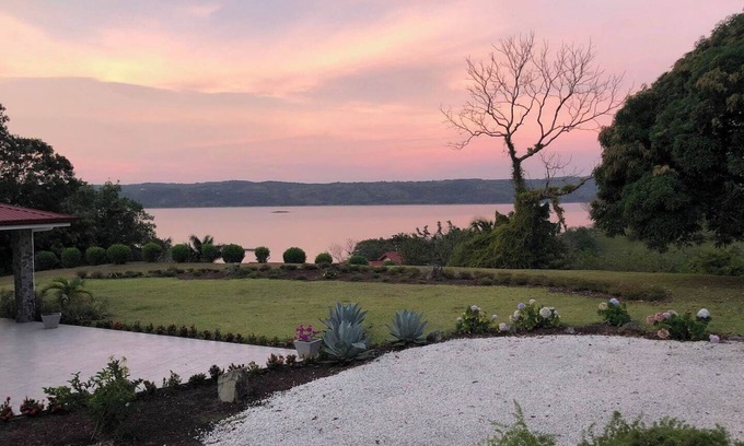 Tronadora House | Birder’s Paradise, Dazzling Lake & Volcano Views!