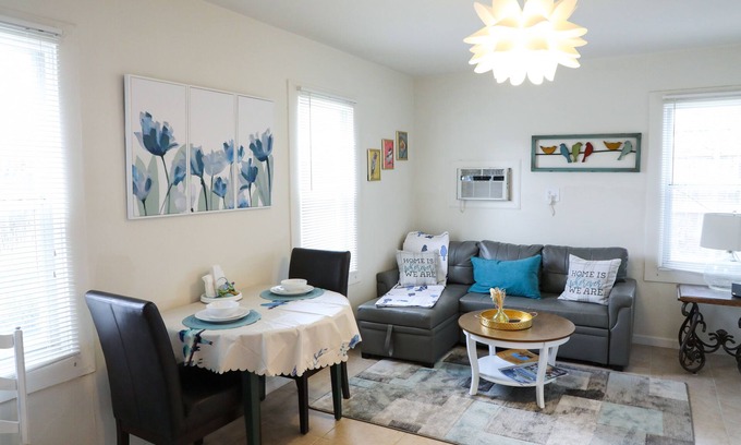 Raynolds Addition House | Birdhouse Casita min to DT/Private Parking