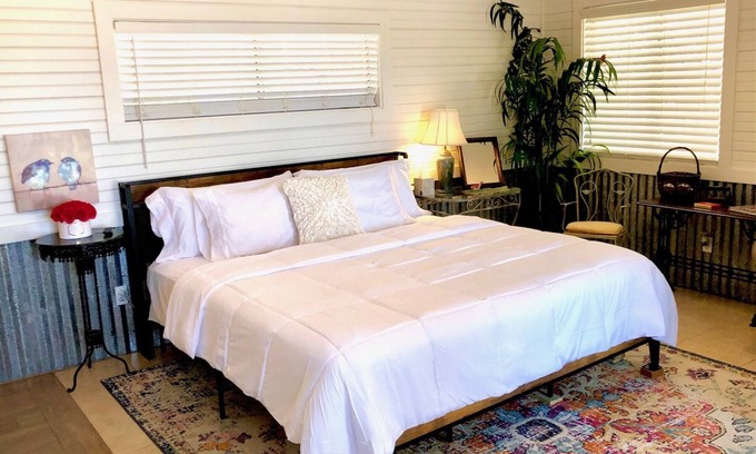 Pedernales Bend Cottage | BIRDHOUSE COTTAGE - King Bed: Cozy cottage with Lake Views & Access