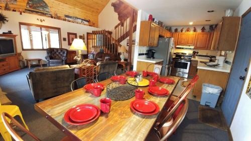 Red River House | Birds and Bears Retreat - On The River - Pet Friendly - WiFi - Satellite - Washer - Dryer - Large Deck - Grill - Fenced In Yard