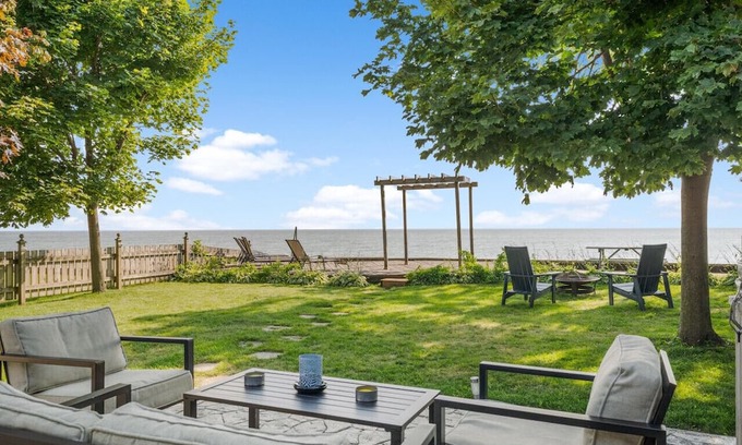 Leamington House | Birds Eye View on Erie w/Hot Tub