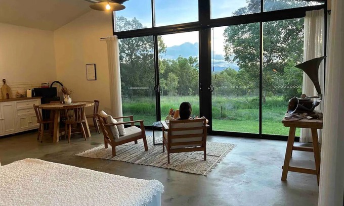 Mareeba Cottage | Birds Heaven Mareeba ‘Scarlet Gum’