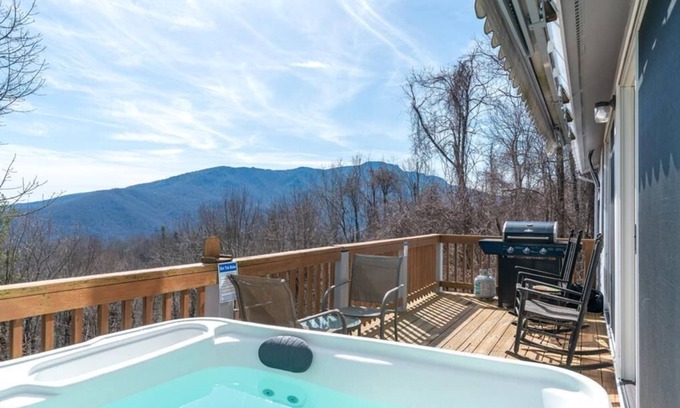 Seven Devils House | Birds Nest: DISCOUNT ADDED, Hot Tub w/Mountain View, Whirlpool Bath, One Level, Gas Grill, Key.
