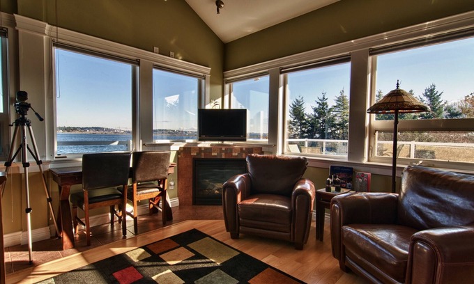 Victoria House | Birds of a Feather Victoria Oceanfront Studio Suites