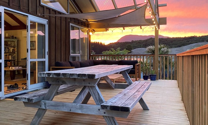 Waikawa Bay House | Birdsong, bush walks, biking and boating!