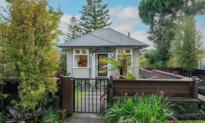 Titirangi House | Birdsong Retreat - Titirangi Holiday Home