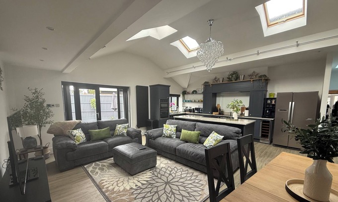 Birkdale House | Birkdale Links Lodge - Ideal for golf stays and larger families.