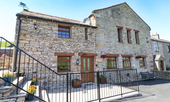 Kirkby Stephen Cottage | BIRKETT BARN, family friendly, with hot tub in Kirkby Stephen