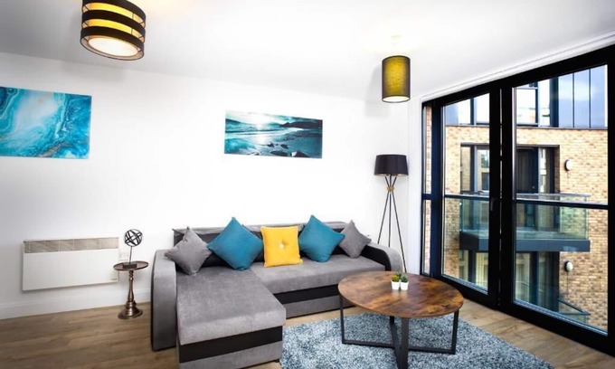 Gay Village Apartment | Birmingham City Centre-Chinatown-Business-Leisure