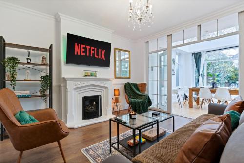 Castle Bromwich House | Birmingham Gem-Stylish 5 Bed house near NEC, BHX, HS2 - Huge Parking & Fast WiFi!