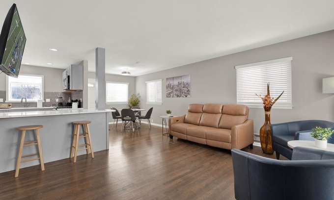 Birmingham House | Birmingham Retreat - Work & Play