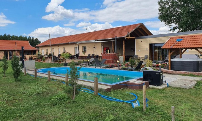 Jaszbereny House | Birs Vendégház