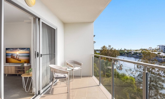 Birtinya Apartment | Birtinya 1-Bed with Canal Views and Pool