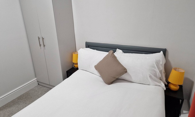 Birtley Apartment | Birtley's Amethyst, 3 bedroom Apt ,sleeps 6 Guest