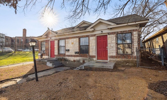 Kessler House | Bishop Arts 1BR - Cozy Stay in Prime Location