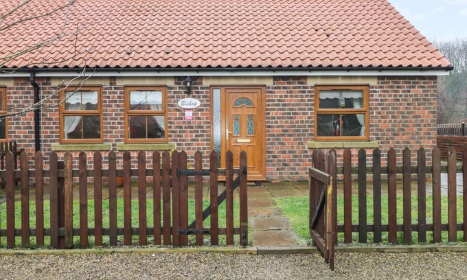 Skinningrove Cottage | BISHOP COTTAGE, pet friendly, country holiday cottage in Skinningrove