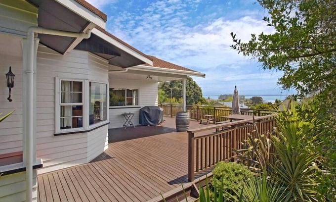 Nelson House | Bisley Holiday House overlooks Nelson’s beautiful Tahunanui