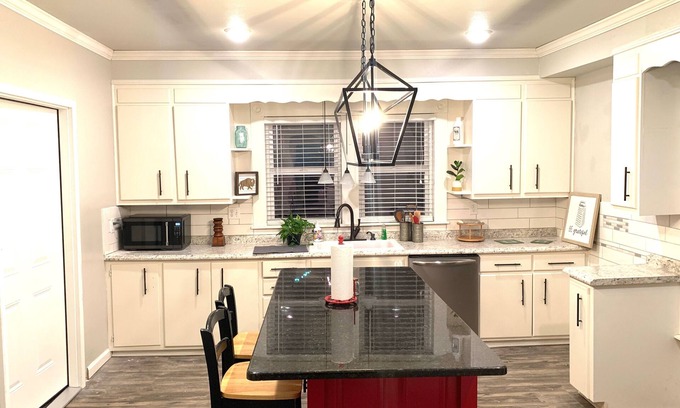 Searcy House | Bison Hall 7, no cleaning fee, near court square