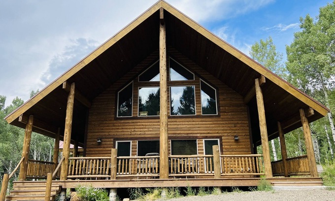 Island Park Cabin | Bison Meadows Lodge-10 min. to YNP+Hot tub+Wifi+AC