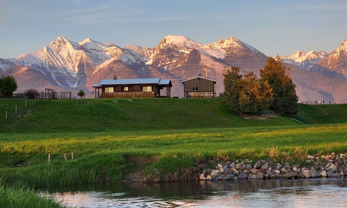 St. Ignatius Cabin | Bison Range 15 minutes away! Cozy Cabin w/Beautiful Creek & Mtn Views!